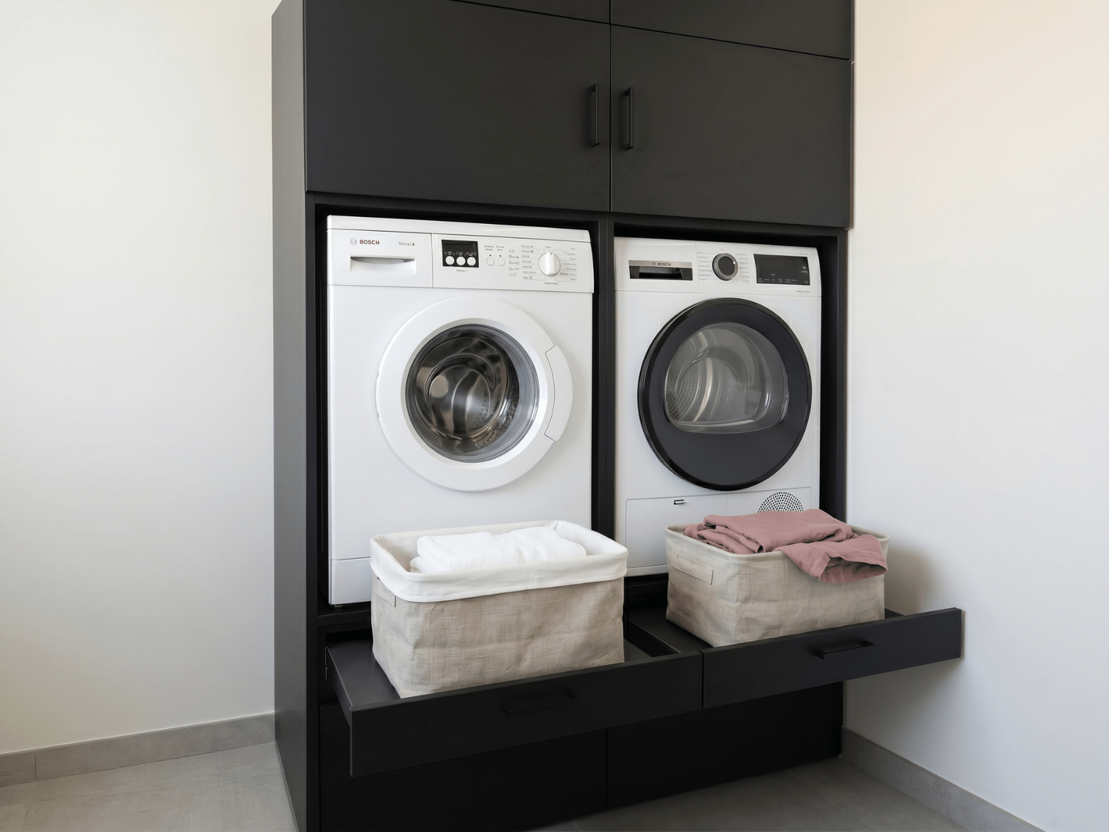 Tablette coulissante pour faciliter le chargement du linge